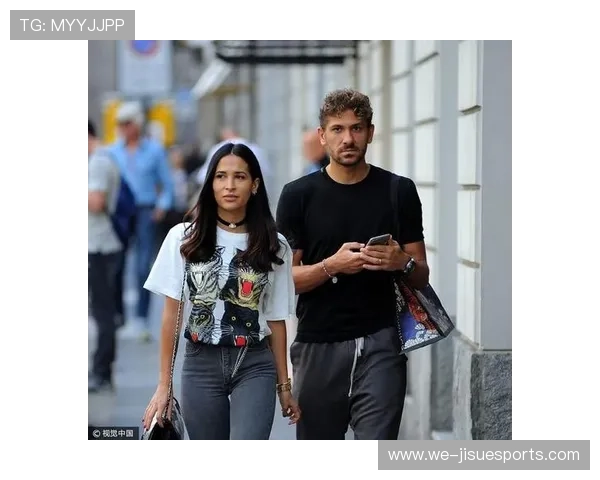 足球球星携爱妻甜蜜合影，幸福时刻尽显夫妻情深